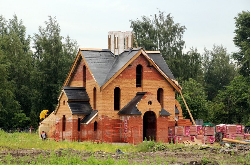 В Московской Славянке незаконно строят церковь у кладбища - «Свежие новости строительства»