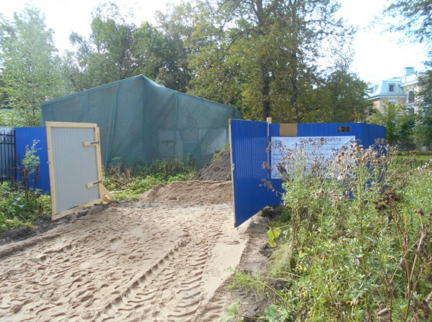 В парке на Каменном острове бизнесмен строит трехэтажную дачу - «Свежие новости строительства»