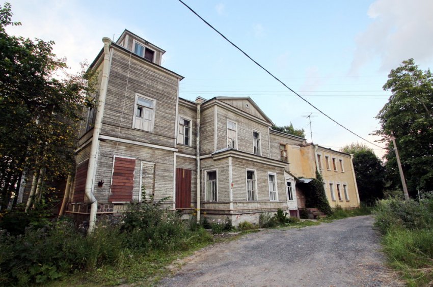 В Петергофе взялись за заброшенную деревянную дачу Виноградовой - «Свежие новости строительства»