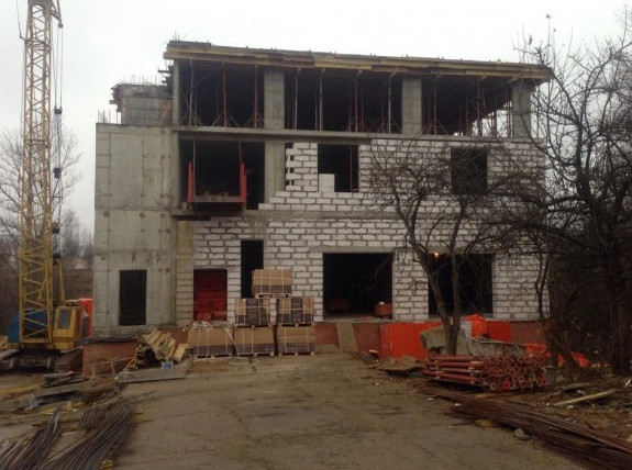 На берегу Лубьи в Жерновке на месте избушки достраивают автосервис - «Свежие новости строительства»