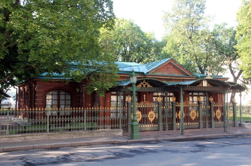 Футляр домика Петра I на Петровской набережной станет выше - «Свежие новости строительства»