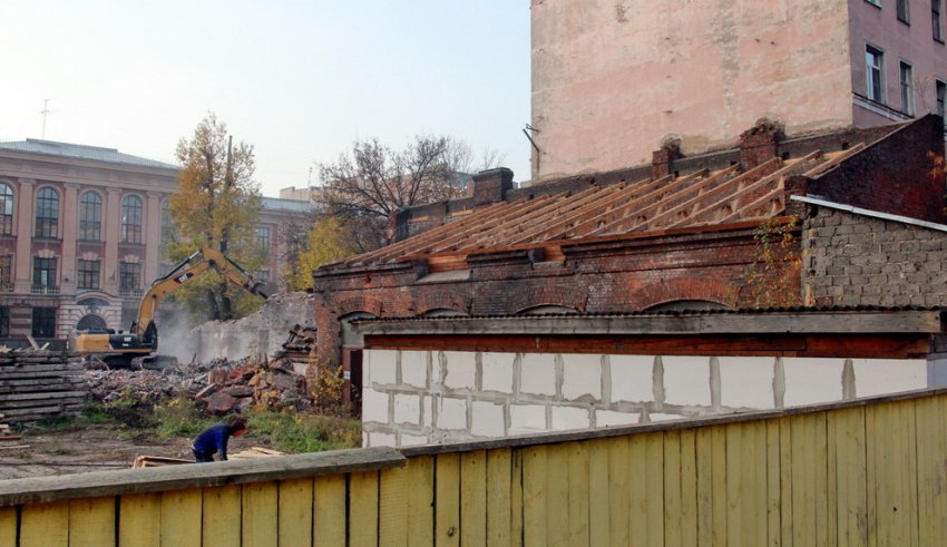 На Выборгской улице сносят дореволюционный краснокирпичный склад - «Свежие новости строительства»