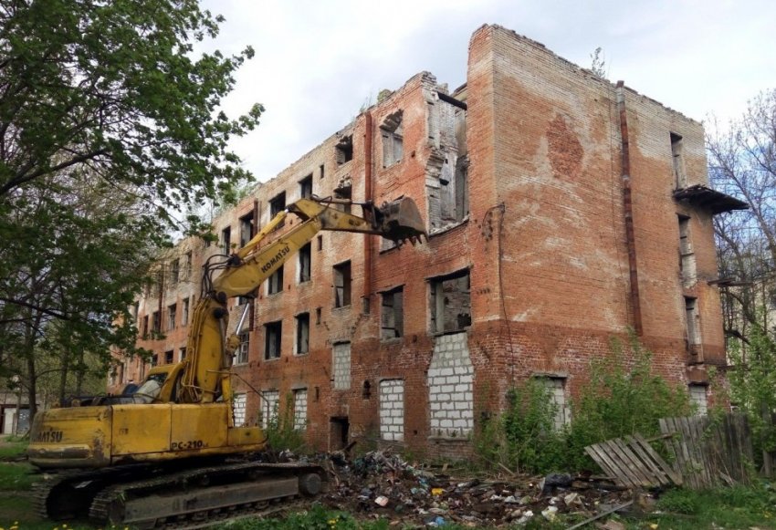 На Заводской улице в Понтонной снесли заброшенный жилой дом - «Свежие новости строительства»
