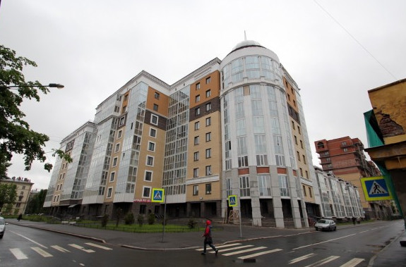 «Л1» доштукатурил дом с башней на Глухой Зелениной улице - «Свежие новости строительства»