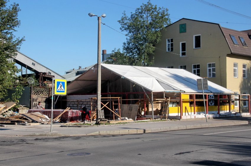 На улице Ивана Черных сносят незаконное здание ресторана - «Свежие новости строительства»