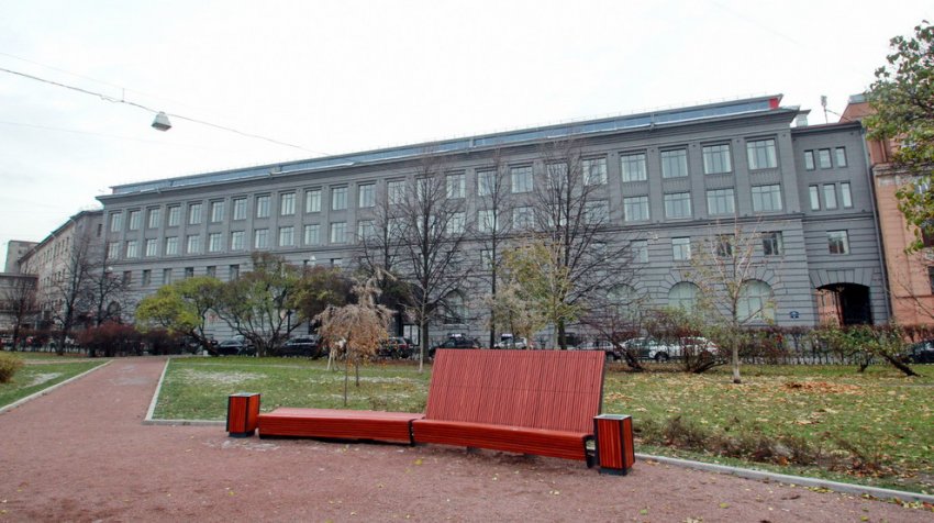 «Сталинку» на площади Шевченко надстроили стеклянным этажом - «Свежие новости строительства»