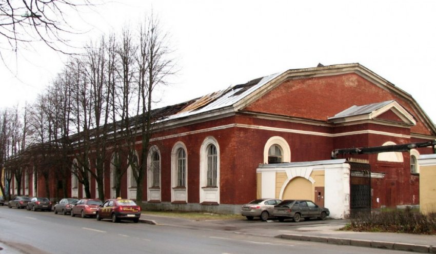 Сгоревший манеж уланов на улице Аврова в Петергофе восстановят - «Свежие новости строительства»