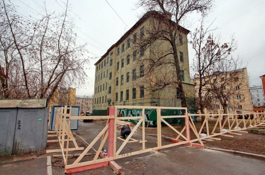 На Воронежской ограждают флигель в преддверии сноса ради отеля - «Свежие новости строительства»