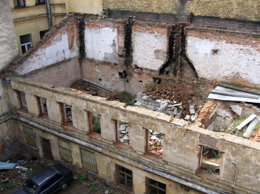 Во дворе дома Бенуа на улице Глинки снесли руинированный флигель - «Свежие новости строительства»