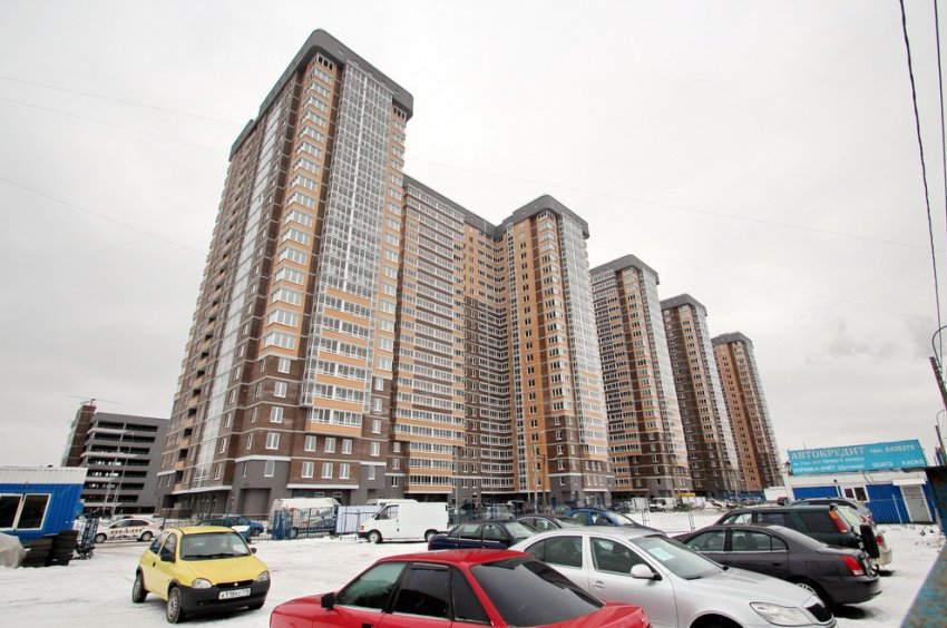 В конце Бестужевской улицы сдали жилой дом с ярко-белыми стеклопакетами - «Свежие новости строительства»