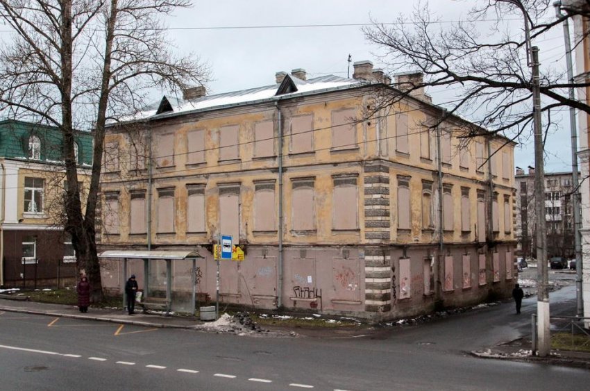 Чиновники попросили отремонтировать заброшенный дом в Ломоносове - «Свежие новости строительства»