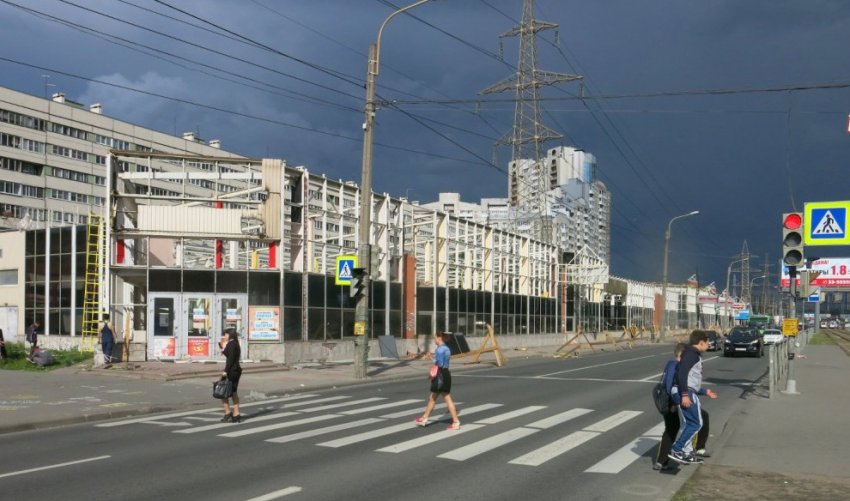 Торговый комплекс «Аэродром» на Испытателей продолжили сносить - «Свежие новости строительства»