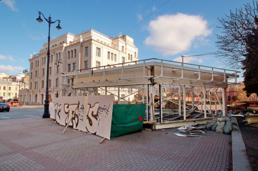 На Греческой площади разбирают временное здание касс БКЗ «Октябрьский» - «Свежие новости строительства»