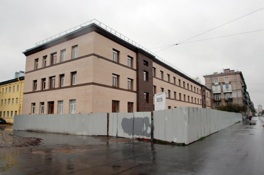 Зданию на Наличной улице плиточные фасады меняют на кирпичные - «Свежие новости строительства»