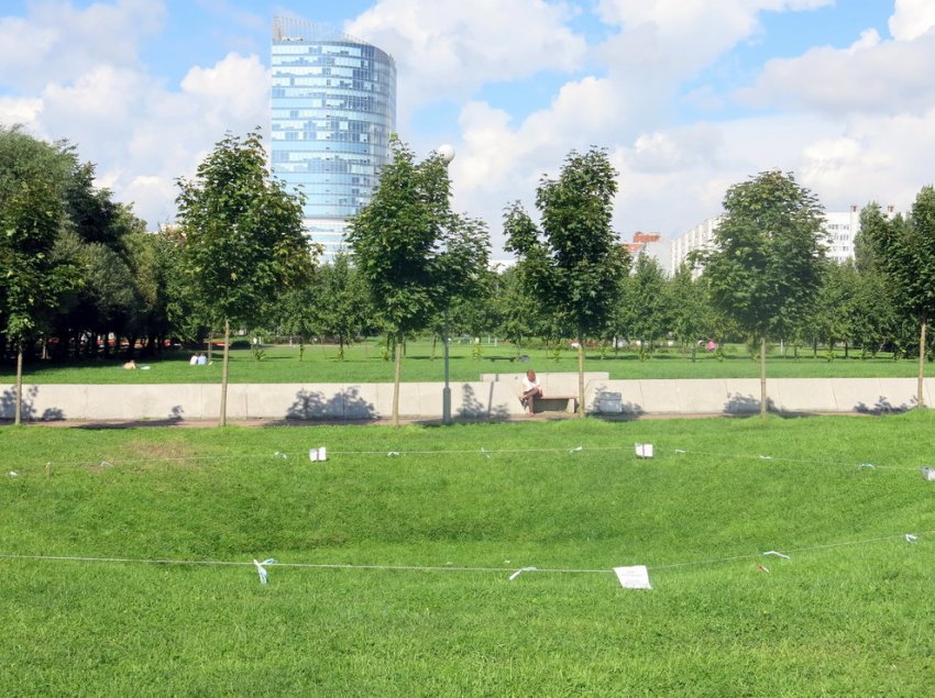 В парке 300-летия Санкт-Петербурга из-за стройки метро провалился газон - «Свежие новости строительства»