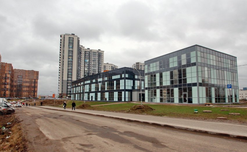 На Русановской улице появились две стекляшки спорткомплекса - «Свежие новости строительства»