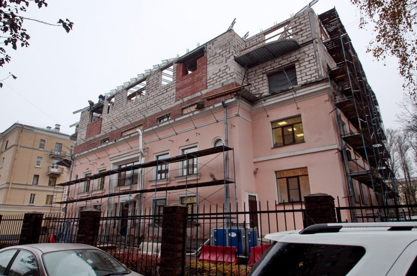 Во дворах на Глазурной улице надстраивают бывший детский сад - «Свежие новости строительства»