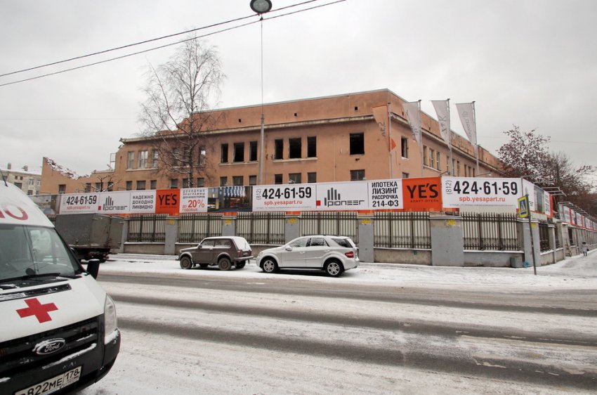 На Боровой приступили к сносу основного здания фабрики Крупской - «Свежие новости строительства»