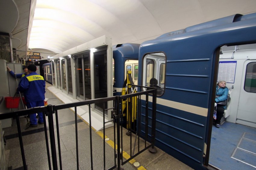 На перроне станции «Приморская» тестируют стеклянные двери - «Свежие новости строительства»