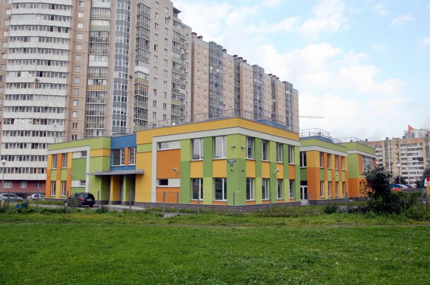 Во дворах на Дунайском проспекте достроили цветастый детский сад - «Свежие новости строительства»