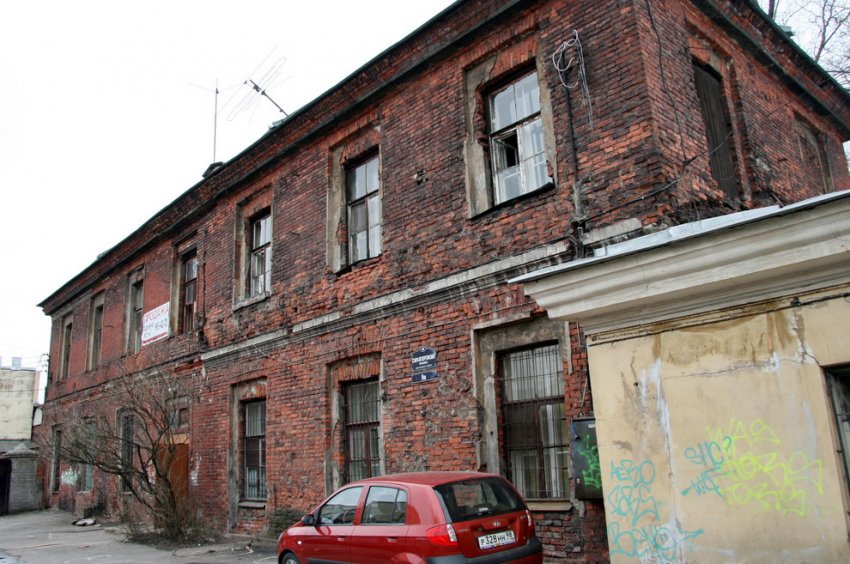 Во дворах на Старо-Петергофском заброшенный дом ремонтируют под офисы - «Свежие новости строительства»