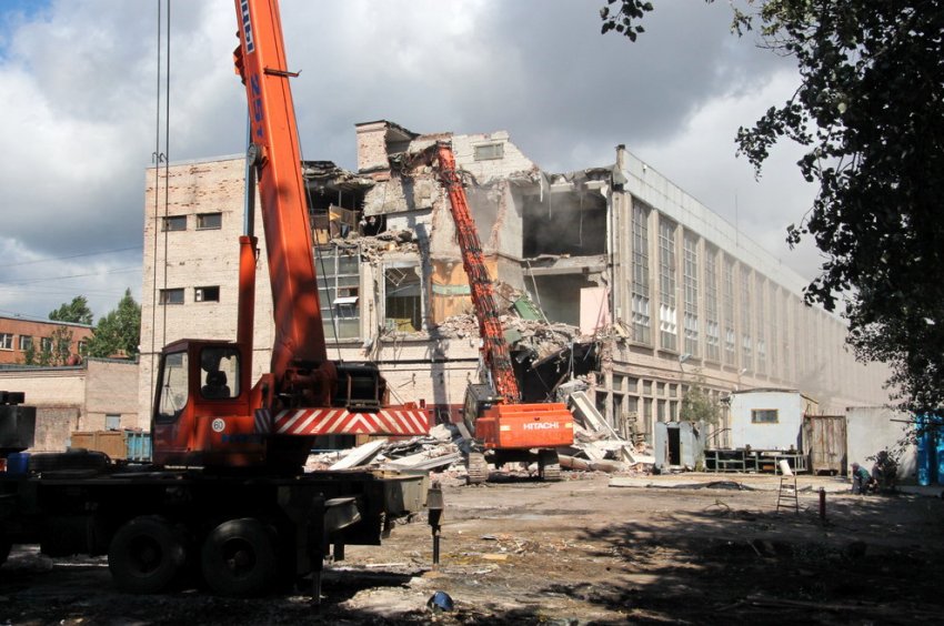На Полевой Сабировской начали сносить завод «Электромонтаж-55» - «Свежие новости строительства»