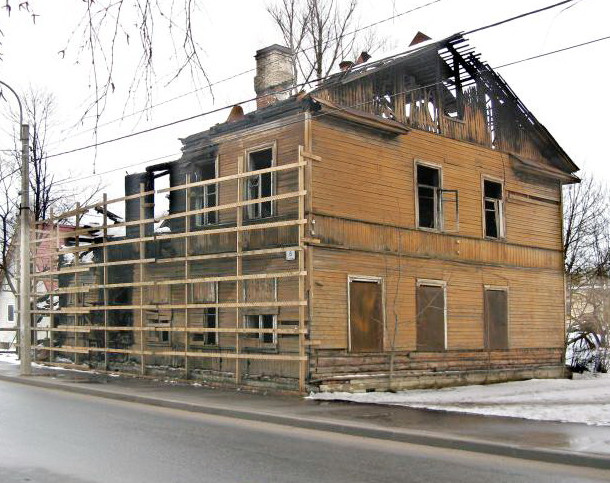 В Ломоносове снесли сгоревший памятник архитектуры на Михайловской - «Свежие новости строительства»