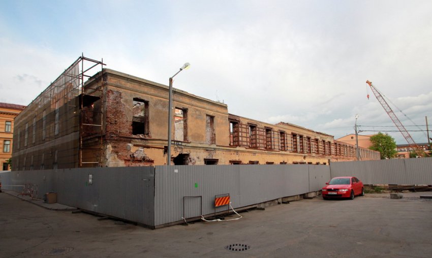 На Звенигородской снесли задний фасад дореволюционной казармы - «Свежие новости строительства»