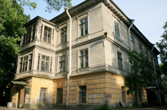 Бревенчатый памятник в ЦПКиО приспособят под административные цели - «Свежие новости строительства»