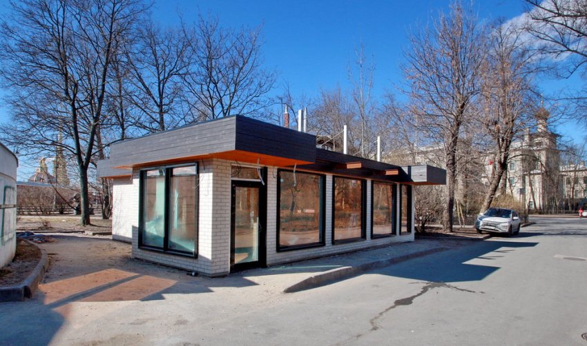 На месте туалета в Александровском парке строят предположительно кафе - «Свежие новости строительства»