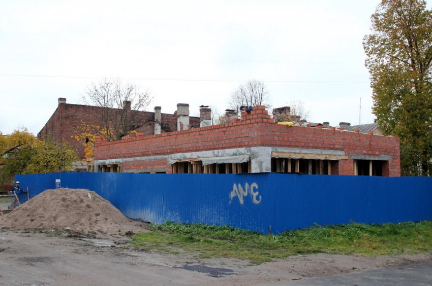 Во дворах на Никольской улице в Петергофе построили двухэтажный отель - «Свежие новости строительства»