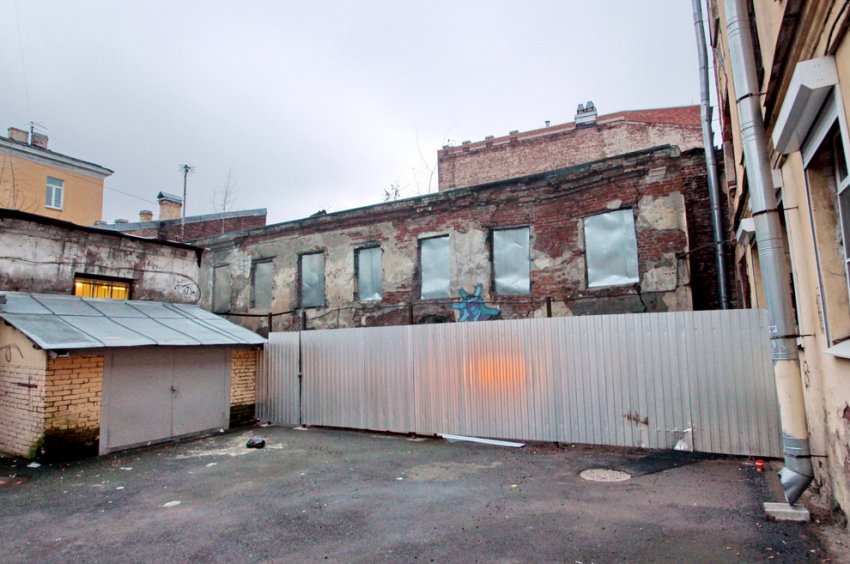 Во дворе на Моховой улице снесли дореволюционный флигель - «Свежие новости строительства»