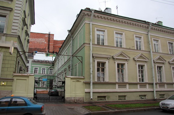 Над придворной аптекой на Миллионной сносят незаконную мансарду - «Свежие новости строительства»