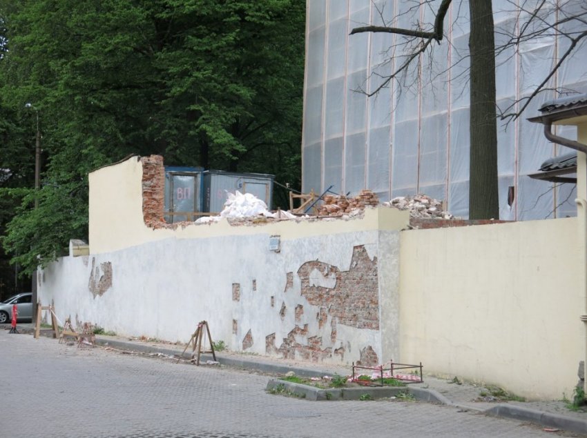 У дацана в Старой Деревне сносят кирпичную ограду федерального значения - «Свежие новости строительства»