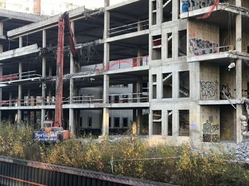 На берегу Смоленки возле улицы Беринга сносят офисный недострой - «Свежие новости строительства»