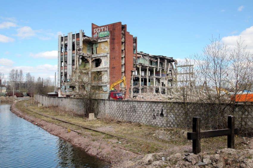На Кушелевской дороге сносят заброшенное промышленное здание - «Свежие новости строительства»