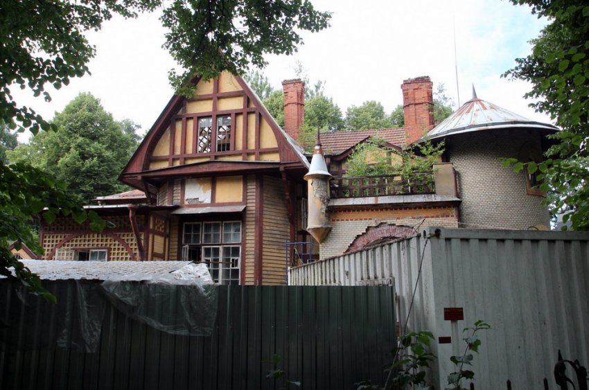 На Каменном острове начали разбирать дачу Гаусвальд - «Свежие новости строительства»