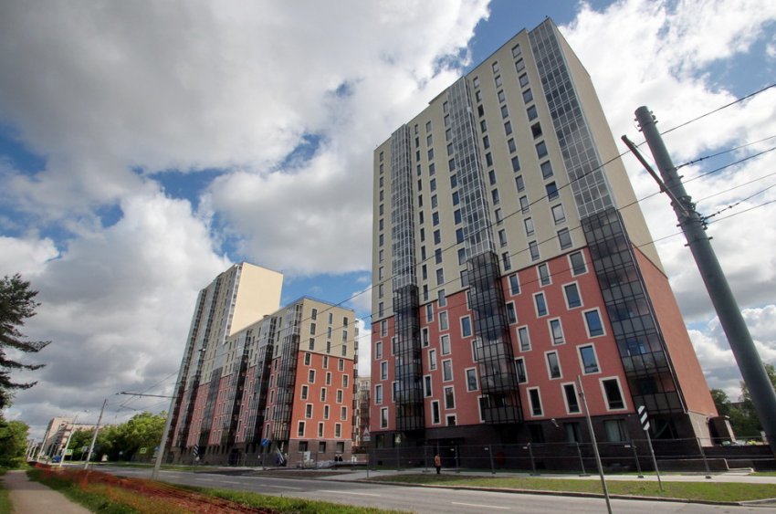 На улице Пилютова сдали жилые дома, закрывшиеся от двора стилобатами - «Свежие новости строительства»