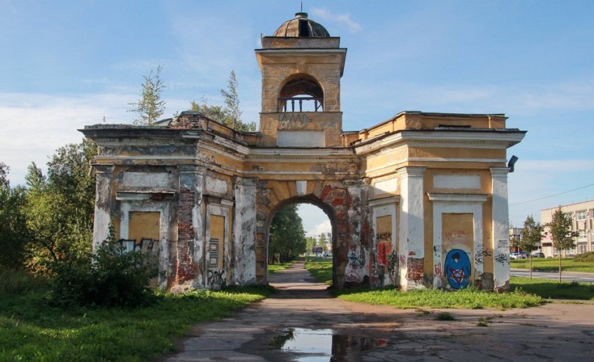 Александровские ворота на улице Химиков лишились башенки - «Свежие новости строительства»