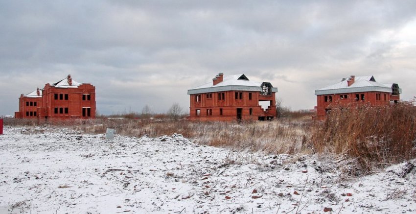 Недостроенные коттеджи между Петергофским шоссе и Володарским снесут - «Свежие новости строительства»