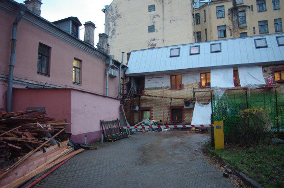 Новый дом на Лебедева надстраивают незаконной мансардой - «Свежие новости строительства»