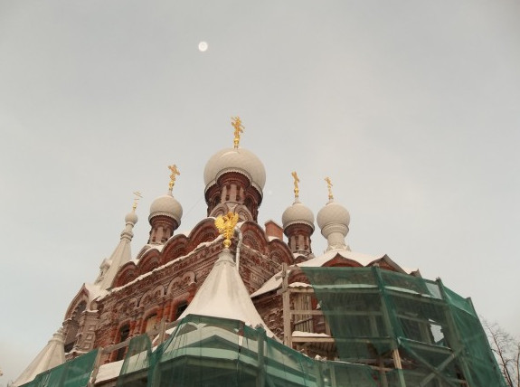 На «Кирасирской» церкви в Пушкине установили кресты и орлов - «Свежие новости строительства»