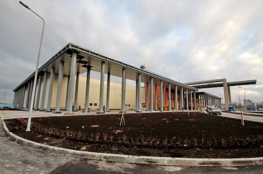 На Бассейной достроили музей с несметными металлическими колоннами - «Свежие новости строительства»