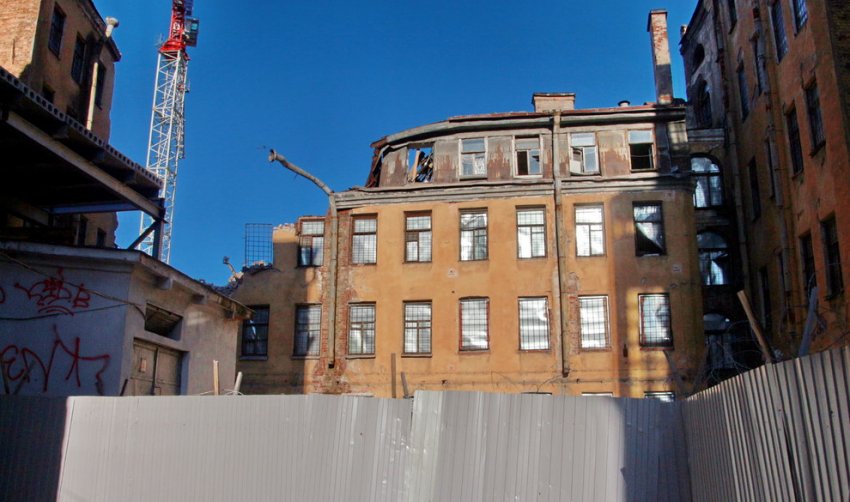 Во дворах на Тележной улице сносят накренившийся флигель - «Свежие новости строительства»