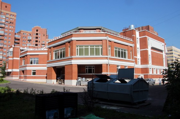 Во дворе на Северном проспекте расширили «университет Брахма Кумарис» - «Свежие новости строительства»