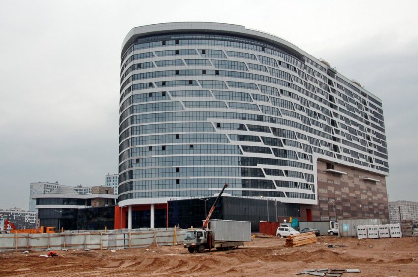 На намыве Васильевского острова построили здание в виде лайнера - «Свежие новости строительства»