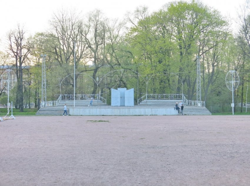 На Большой площади ЦПКиО строят новую эстраду взамен снесенной - «Свежие новости строительства»