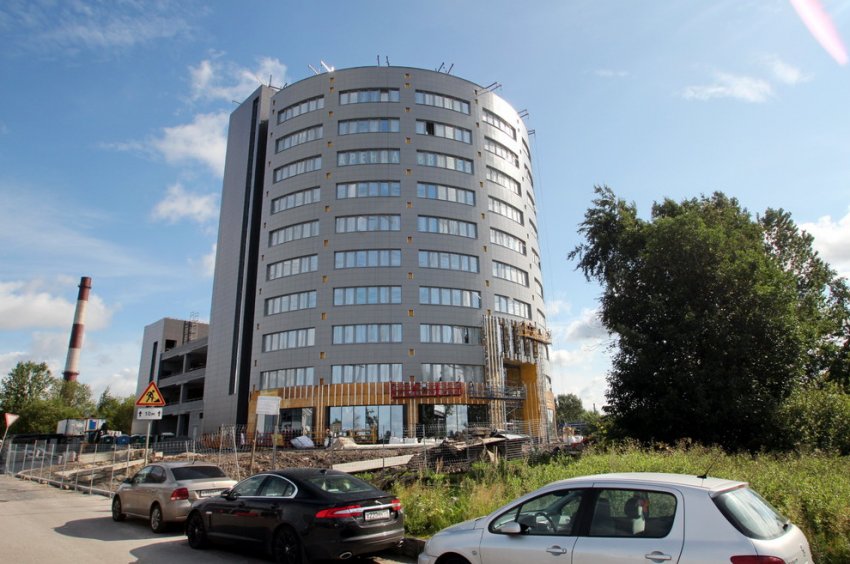 На Октябрьской набережной построили полукруглый бизнес-центр - «Свежие новости строительства»