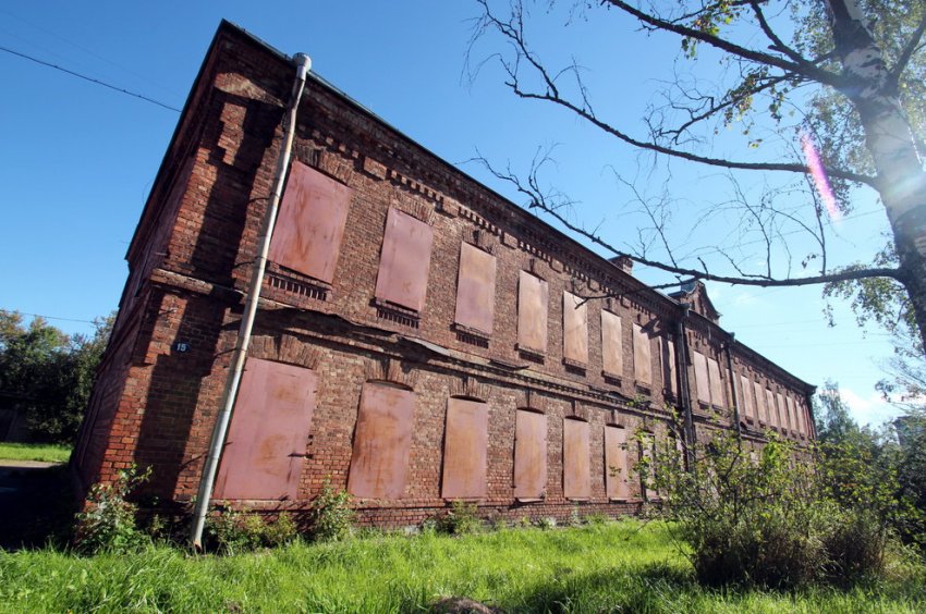 В Ломоносове капитально отремонтировали казарму на Швейцарской - «Свежие новости строительства»
