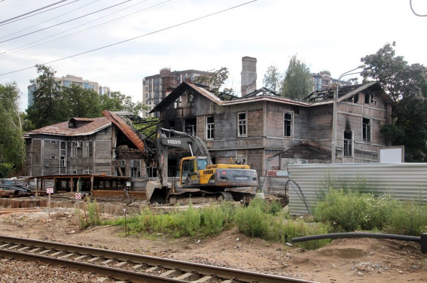 Возле станции Удельной сносят деревянный дореволюционный дом - «Свежие новости строительства»